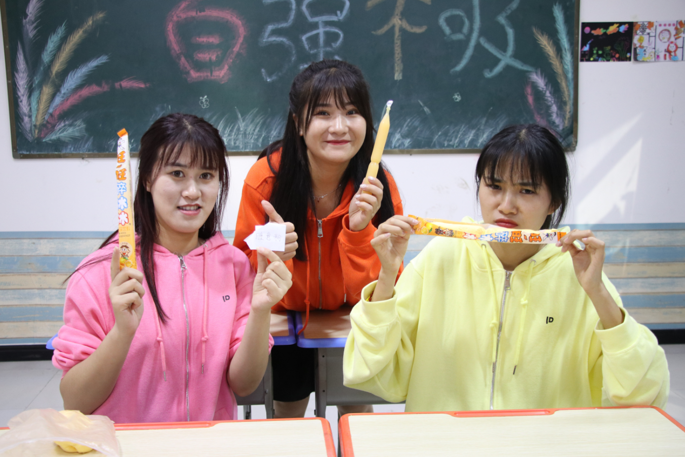 王小九用"睡意粉"混入粘土做碎冰冰套路同桌,同桌很快就睡着了