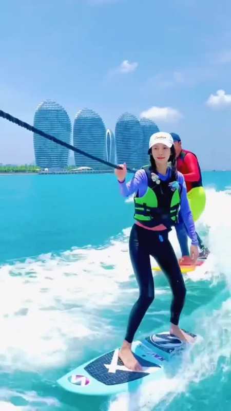 我要上热门#angelababy泳装冲浪,瞬间惊艳全场,这双大长腿是真实的吗