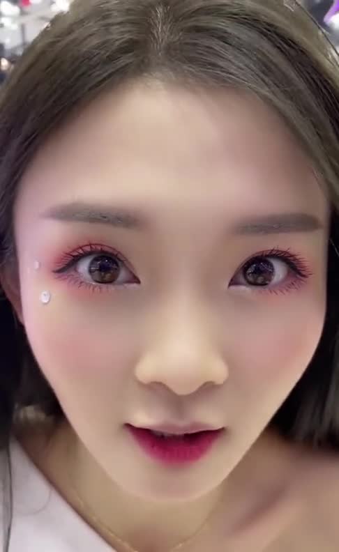 这么近距离看李凉凉,脸上都毫无瑕疵,不愧是车模中的劳斯莱斯!