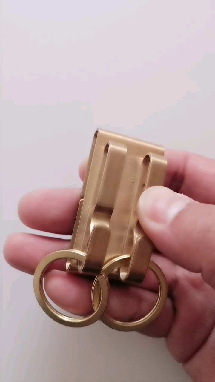 纯黄铜手工制作双排按压式钥匙扣,采用整张黄铜板制作而成,钥匙圈都是