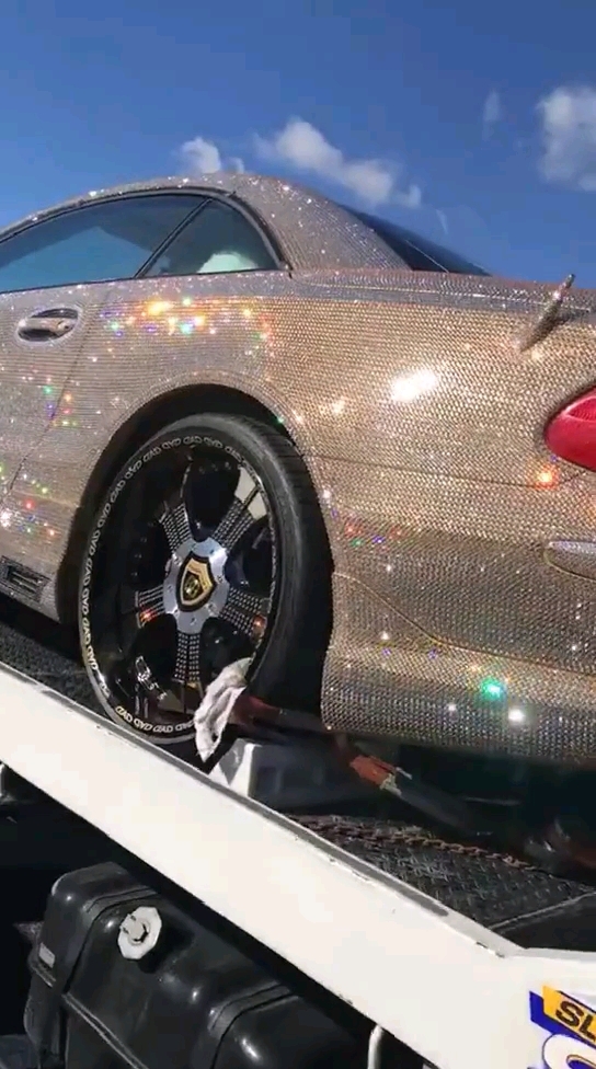 五颜六色的钻石闪闪发光  感觉这车漂亮的点个爱心再走呗