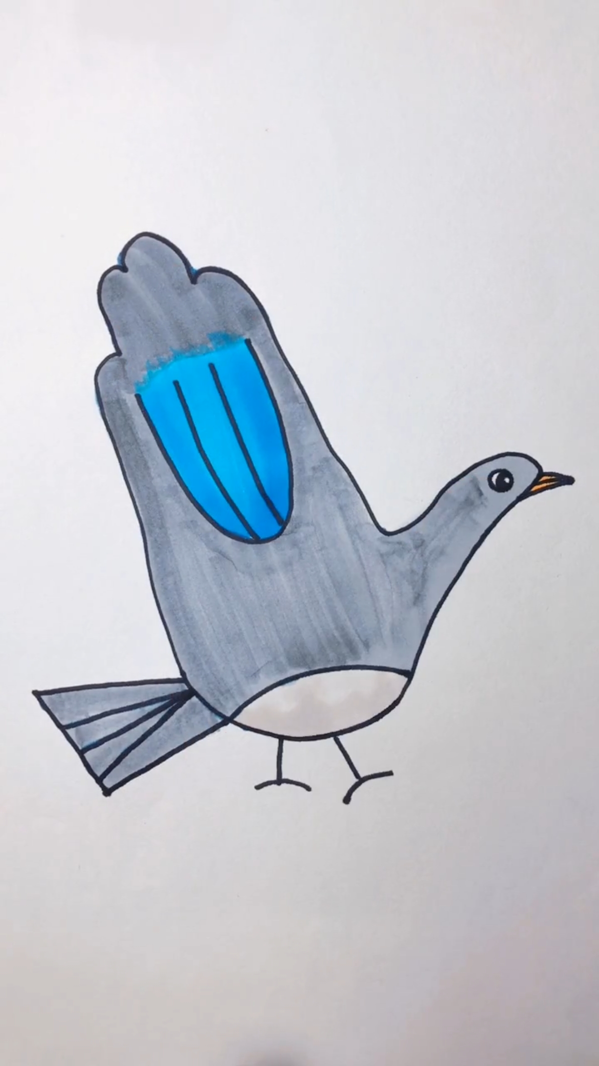 创意手掌画,画一只张开翅膀飞翔的鸽子,胖胖的小手画出来应该更好看