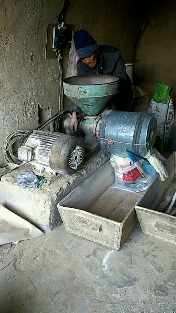 已经快退役的老式磨面机