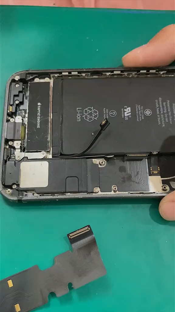 独竖一知#iphone8plus更换尾插教程《注意细节和螺丝摆放位置》