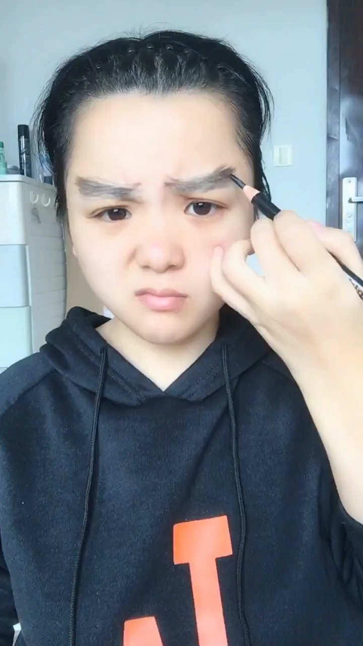 一不小心画成关公眉