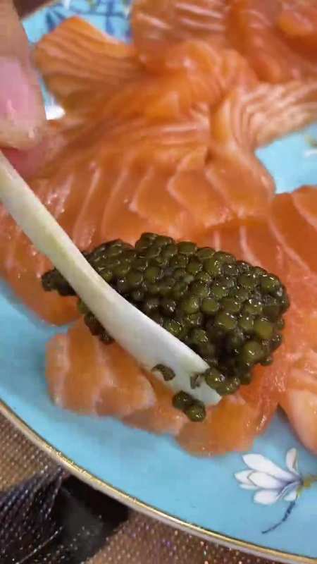 世界三大美食之一的鱼子酱配上三文鱼吃太香了.