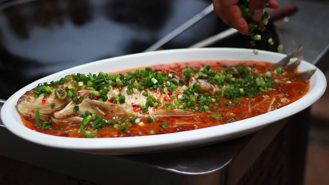 喜欢吃鱼的要收藏了,阿米秘制"跳水草鱼"鲜嫩多汁,香辣过瘾 #美食趣胃