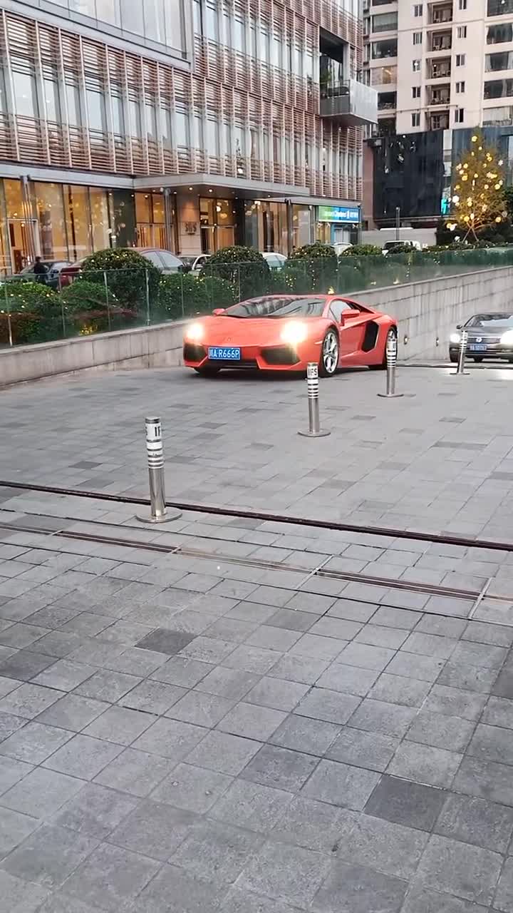 小哥开大牛来购物低调的出地库,来太古里每天都有豪车超跑!