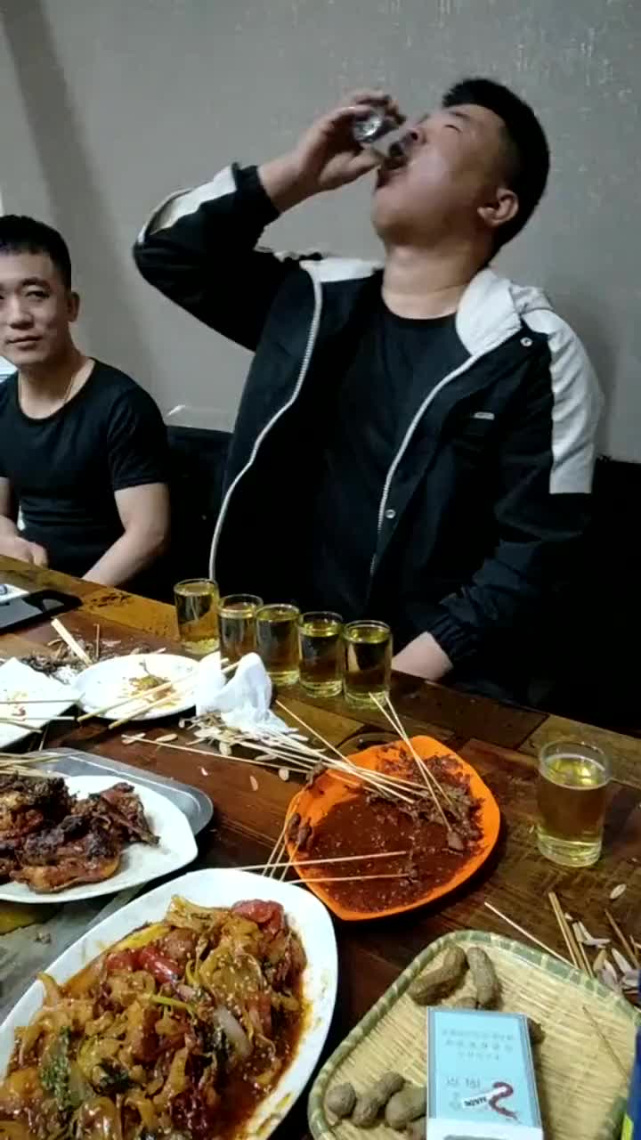 哥们喝酒,一口一个,你这么豪横谁还敢跟你玩