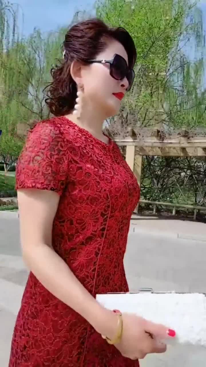 中年阿姨这样真漂亮,气质大方