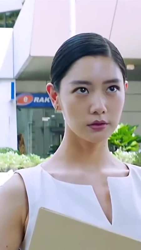 李成敏,出生于瑞士,英国籍亚裔女演员.-全民小视频