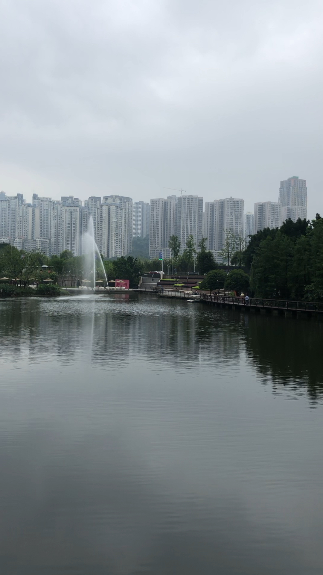 天地湖,远景是重庆天地