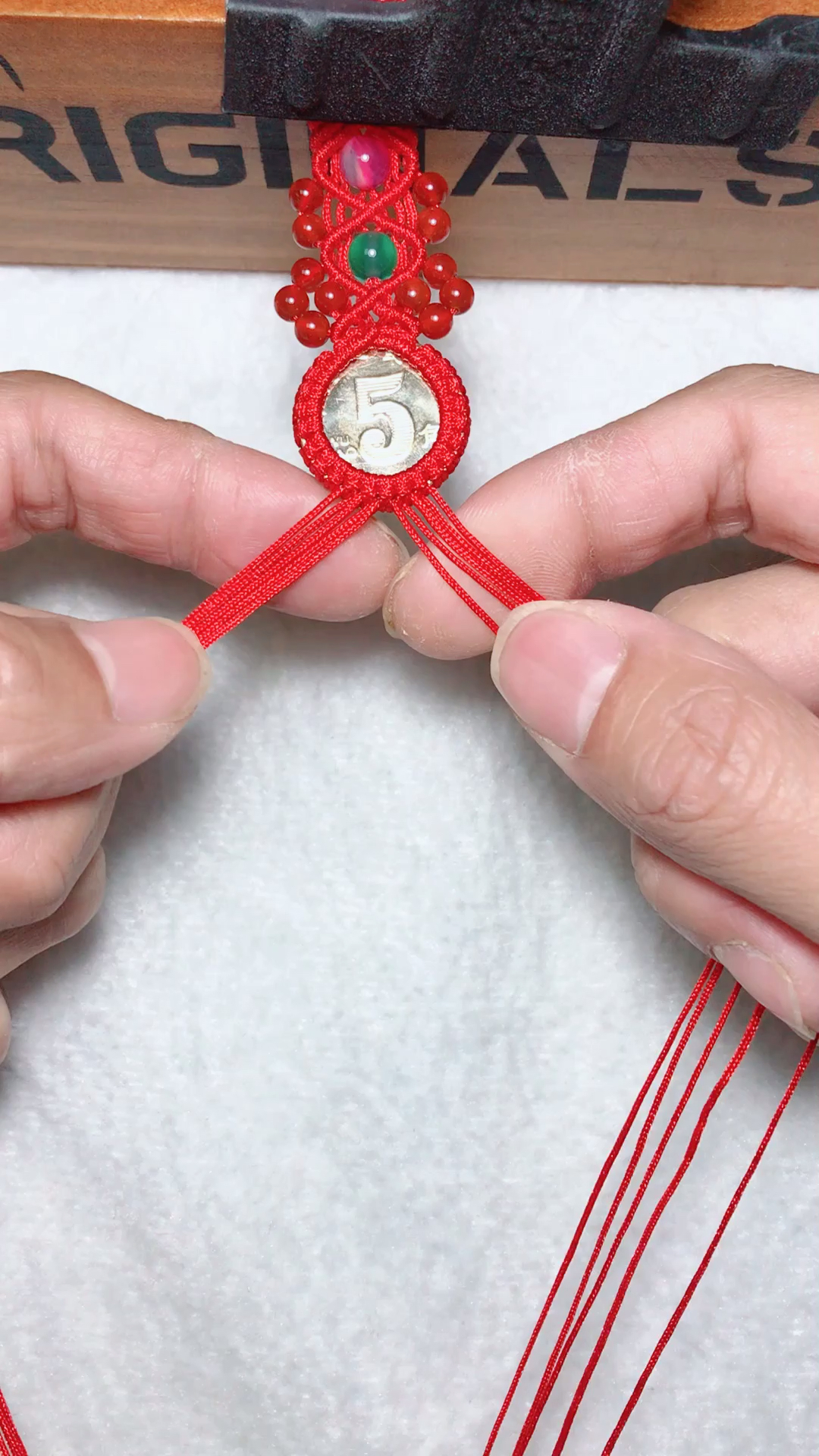 时尚硬币情侣红绳手链编织教程