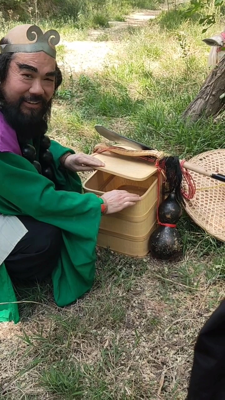 看看沙僧担子里到底装的什么