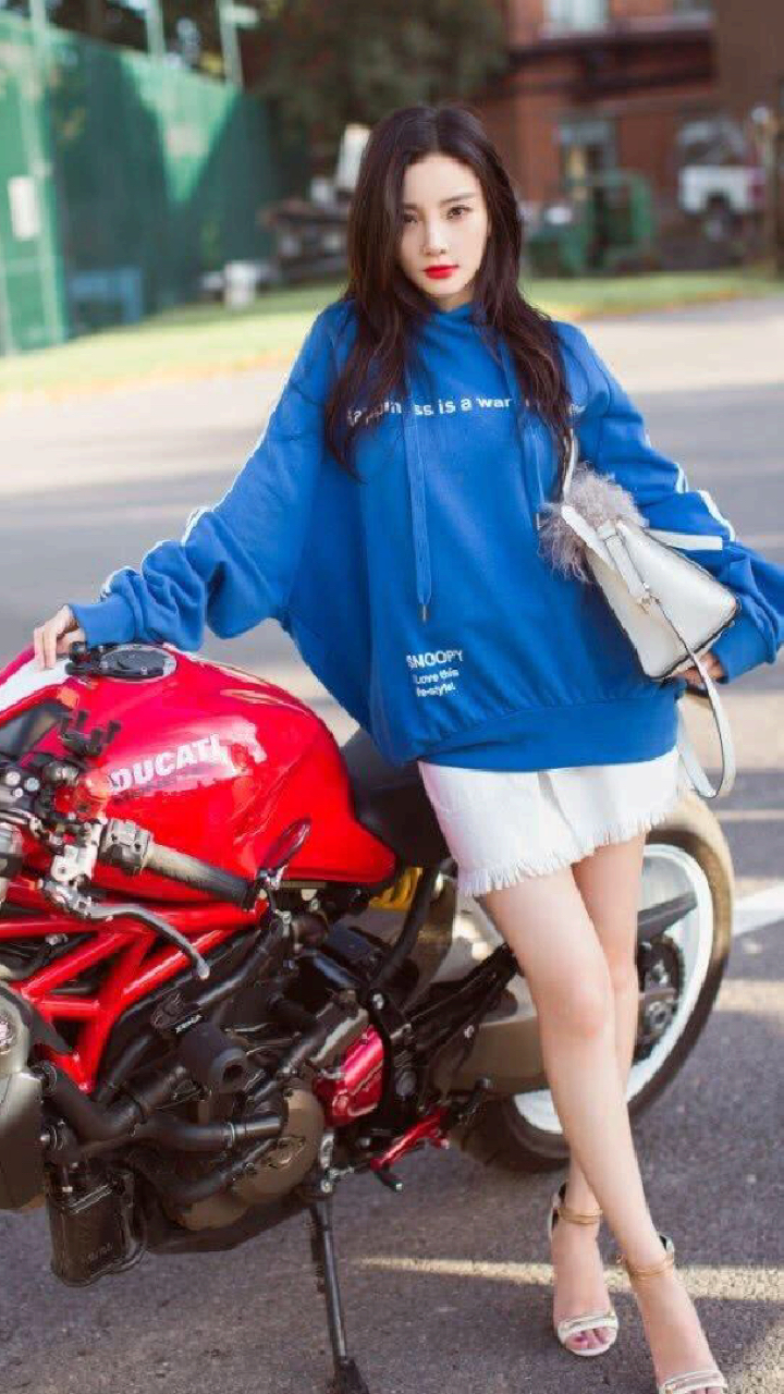 明星#李小璐穿蓝色运动卫衣 3分碎碎裙,青春有活力,有喜欢她的吗