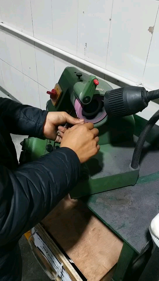 纯手工活,用磨刀机整理钻头!