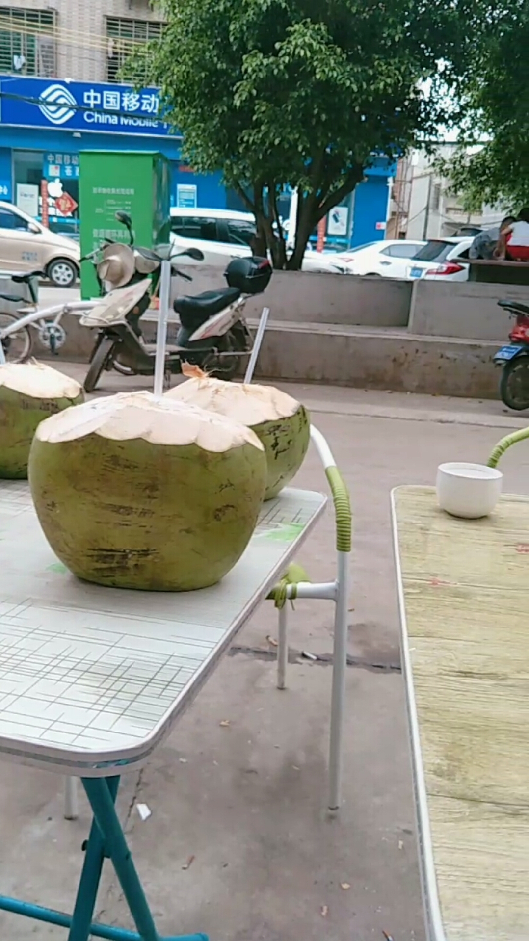 海南高温,喝椰子解暑