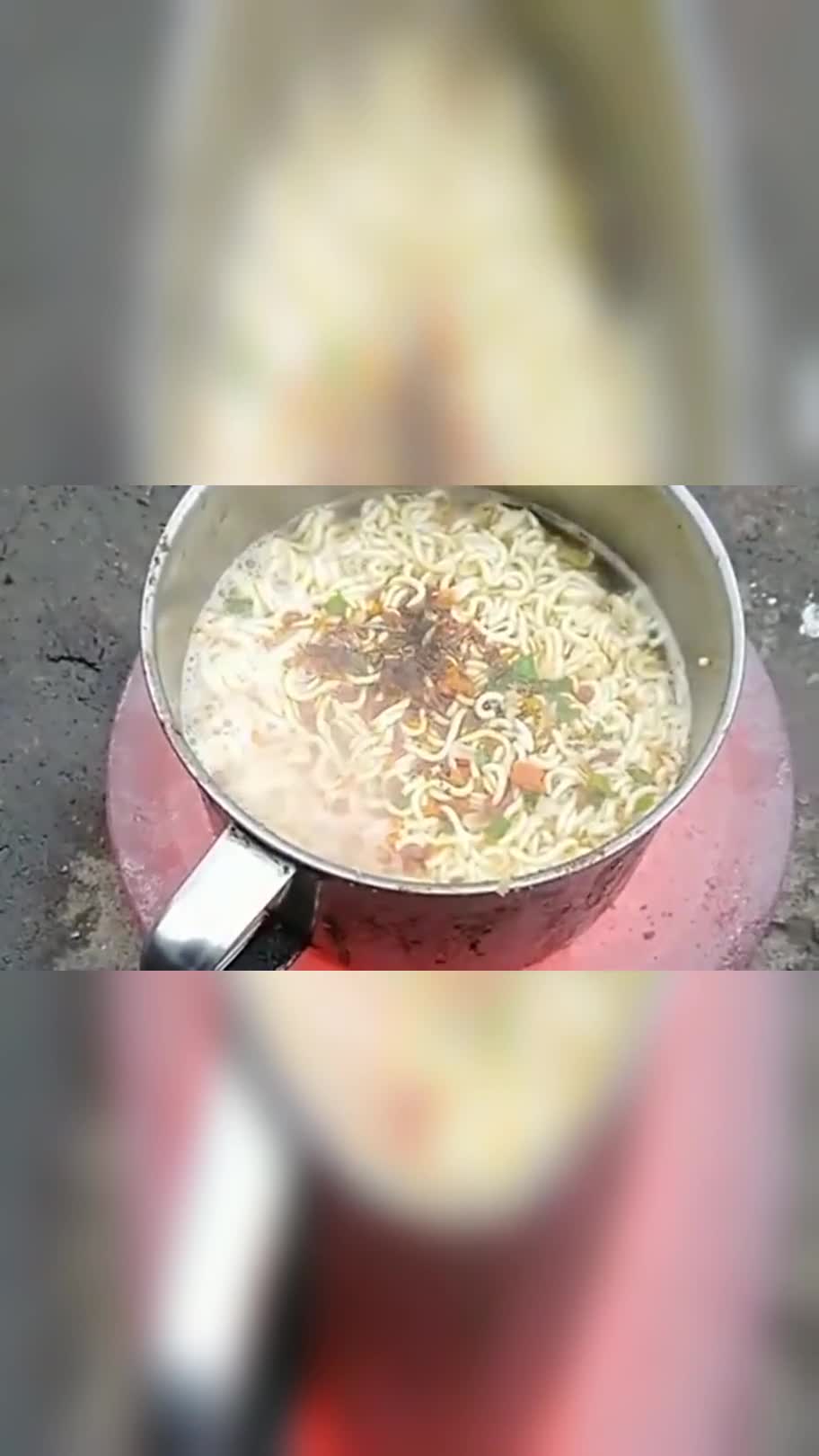 农村小伙工地加班,想出这个方法来泡面,老板都夸他有才!