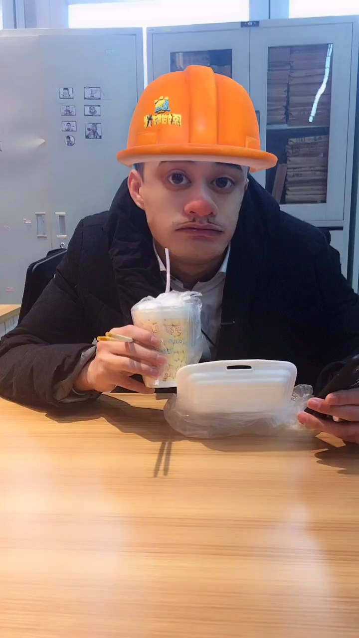 光头强系列之一吃早餐眼镜瞪得吓死我了