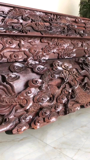 古典红木家具#赞比亚血檀满雕龙画案宝座两件套,高油性精品煮蜡工艺