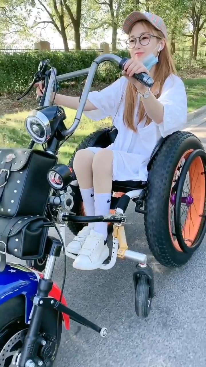 轮椅女孩的座驾这是要霸气侧漏啊!