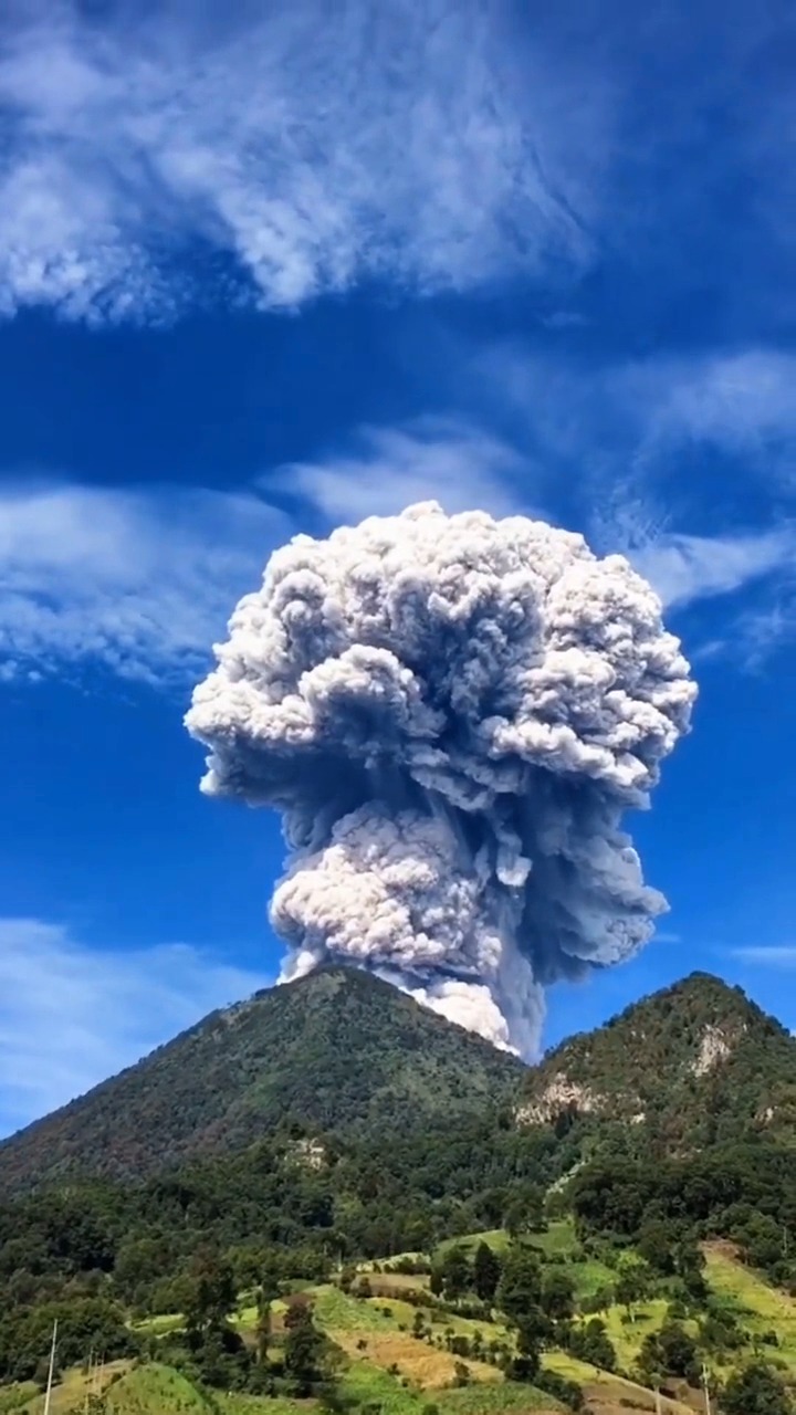 我要上热门#火山爆发时候的景象,实在是太震撼了