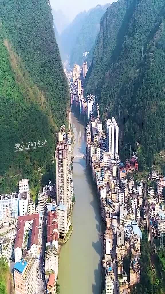 云南建在峡谷之中的盐津县,被称为最窄县城,这地方找个平地比淘金都难