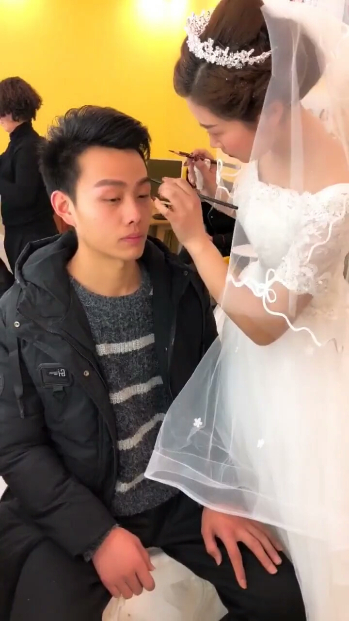 欢乐幸福年#新娘亲自给新郎化妆