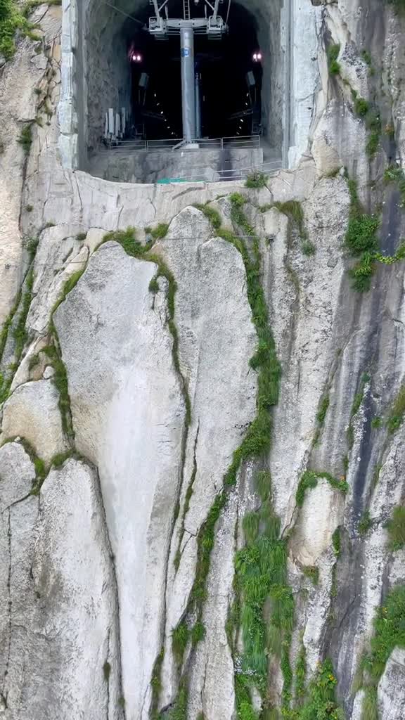 华山西峰索道上站还有一个装载机,位于西峰索道上站海拔2000米的高处