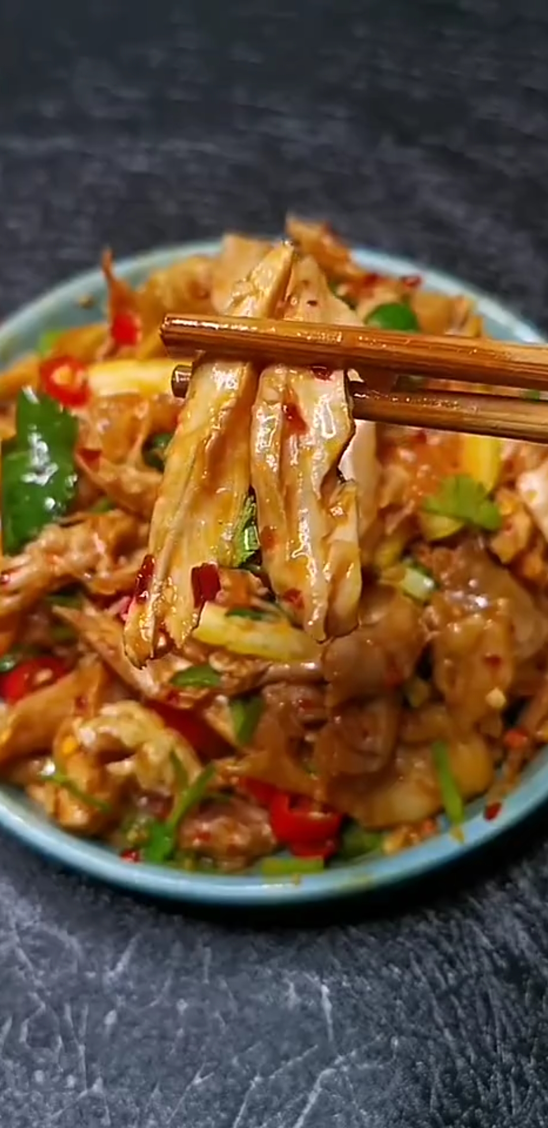 凉拌鸡腿肉做好了,可以吃了.