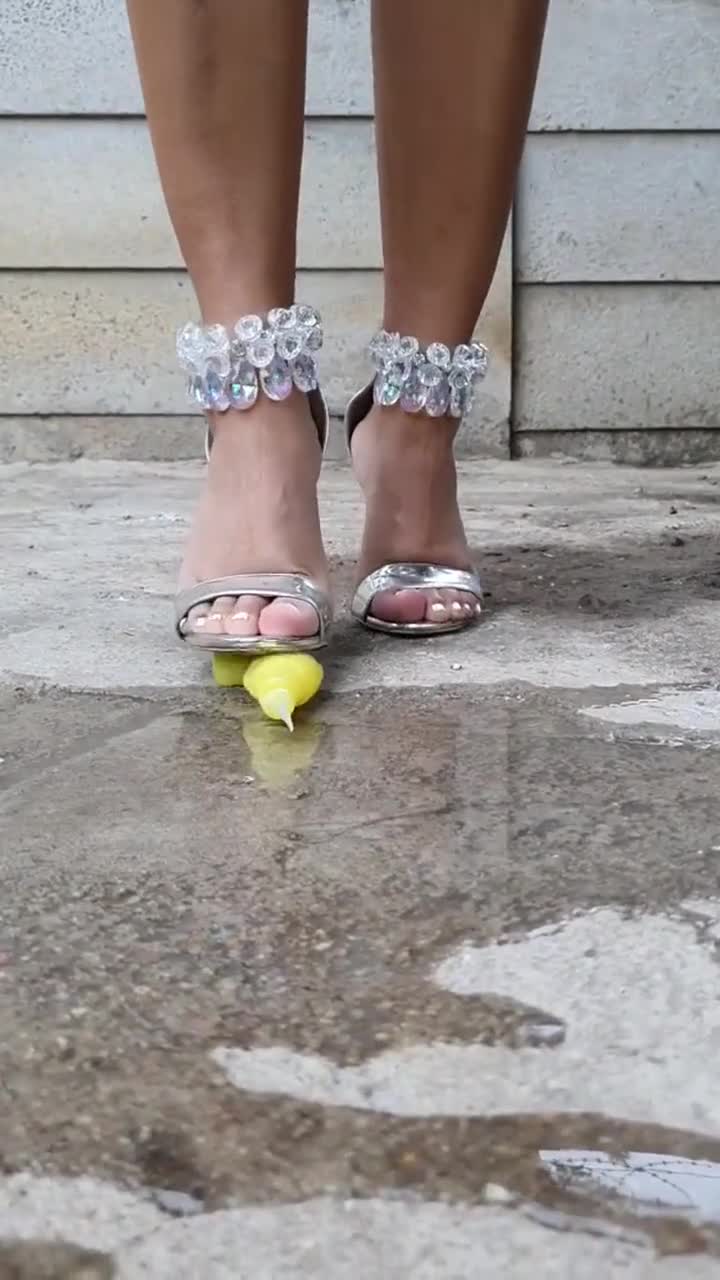 高跟鞋解压:踩下气球的那一刻,太有治愈感了