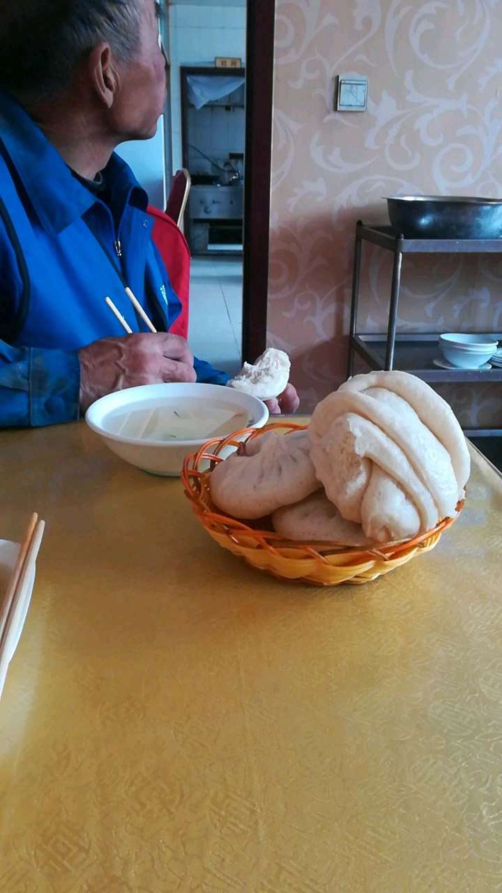 农民工的一餐,一碗清汤,几个馒头.
