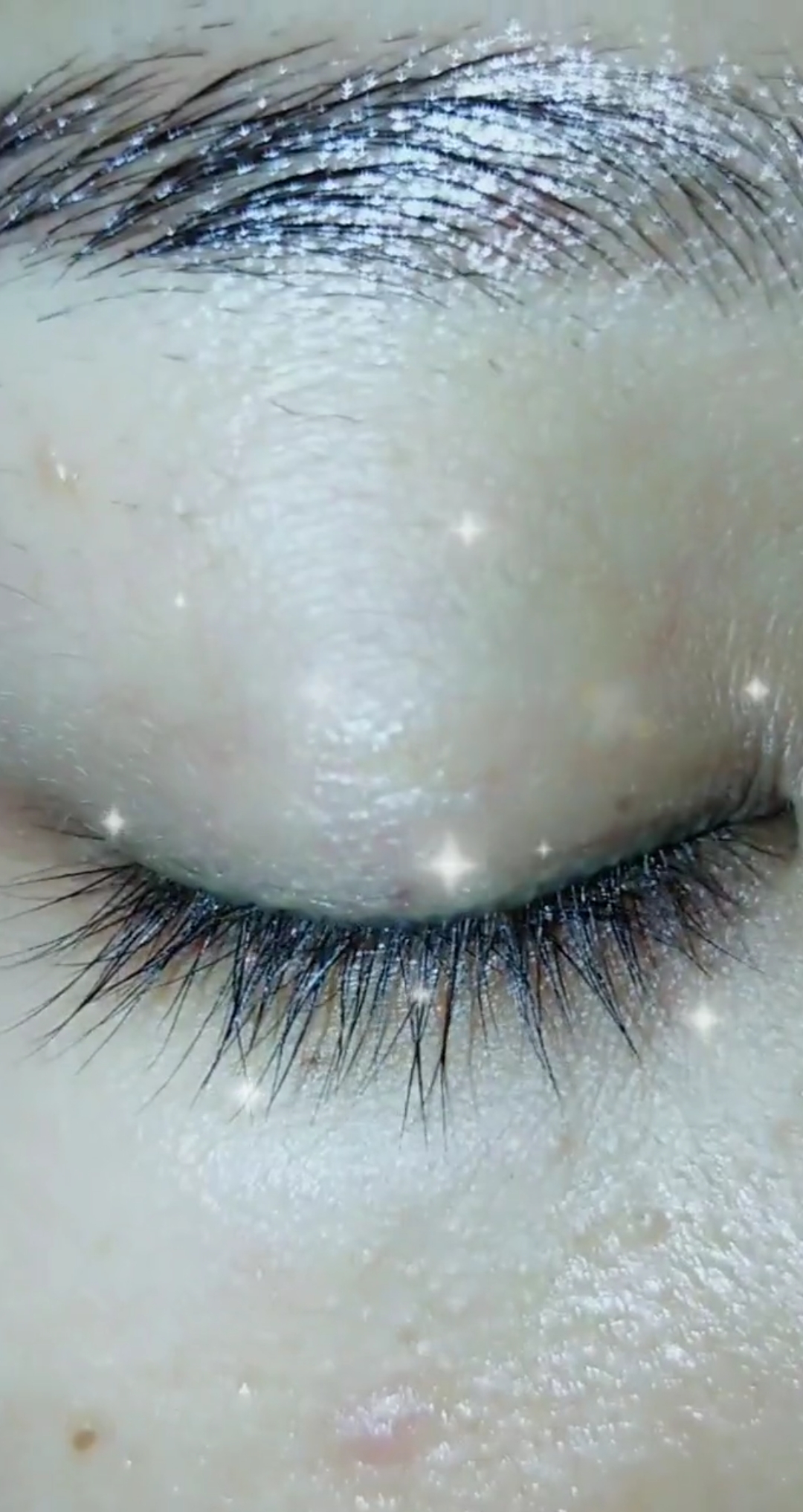 养出来的长睫毛 激活毛囊的休眠期,促使睫毛的二次生长