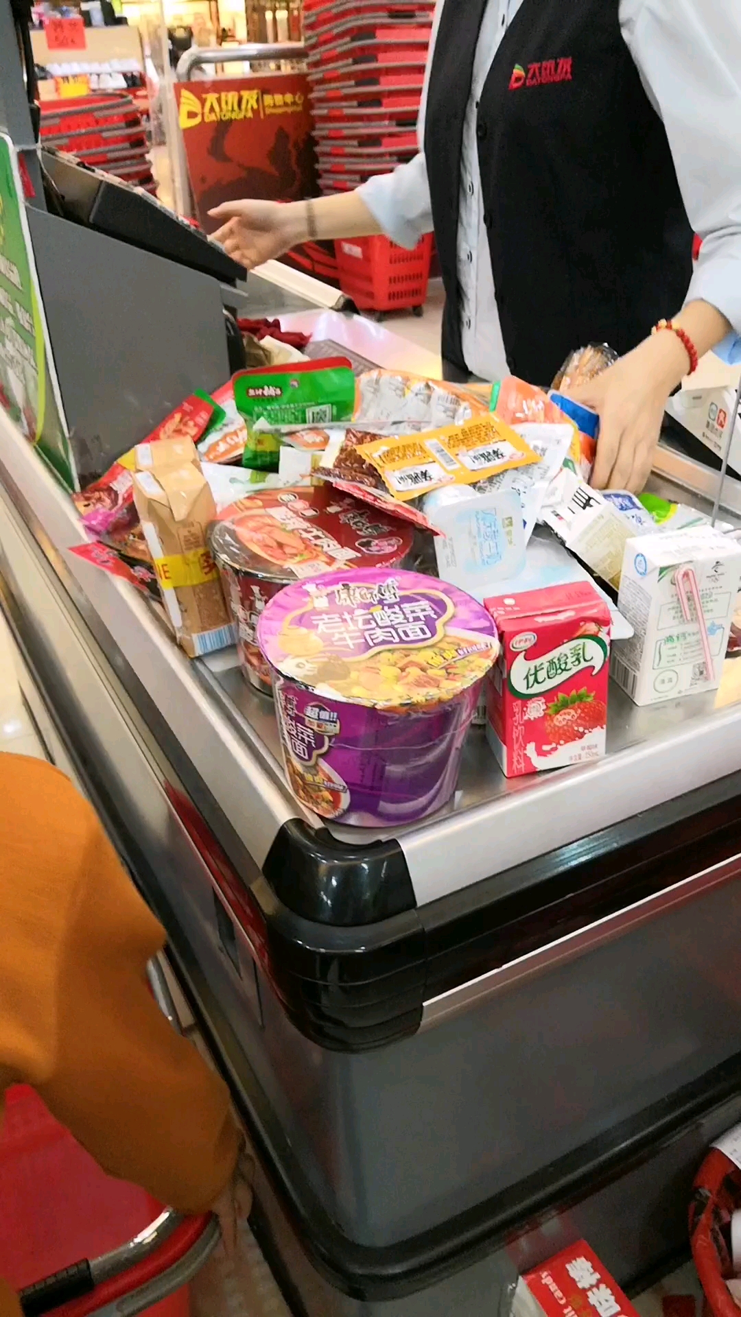 现在的初中生去一趟学校忙那么多零食