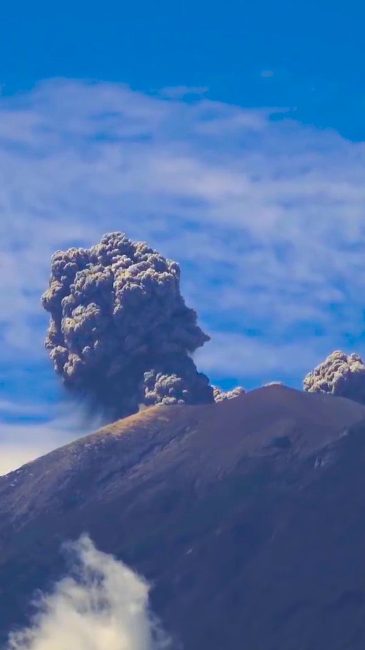 火山爆发瞬间宛如核弹爆
