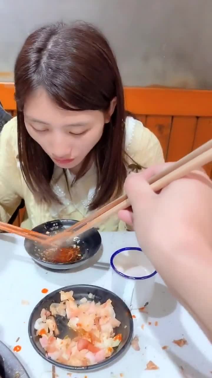 给朋友的女朋友夹菜,总感觉她哪里不对劲,我该注意什么!