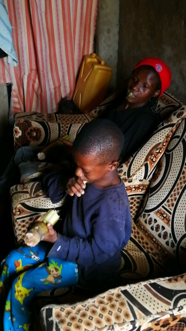 非洲卢旺达,黑人黑妹牙膏代言人