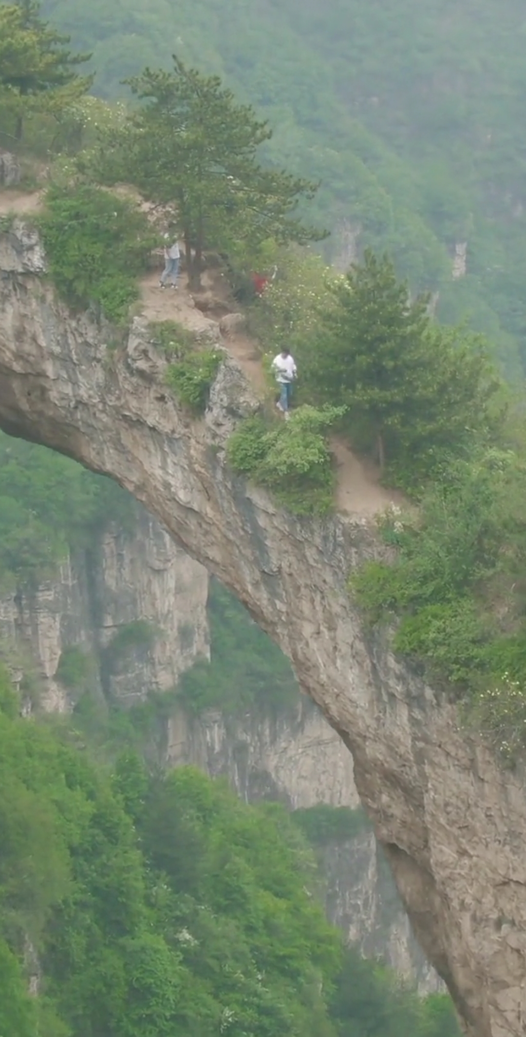 鹅屋村天生桥图片