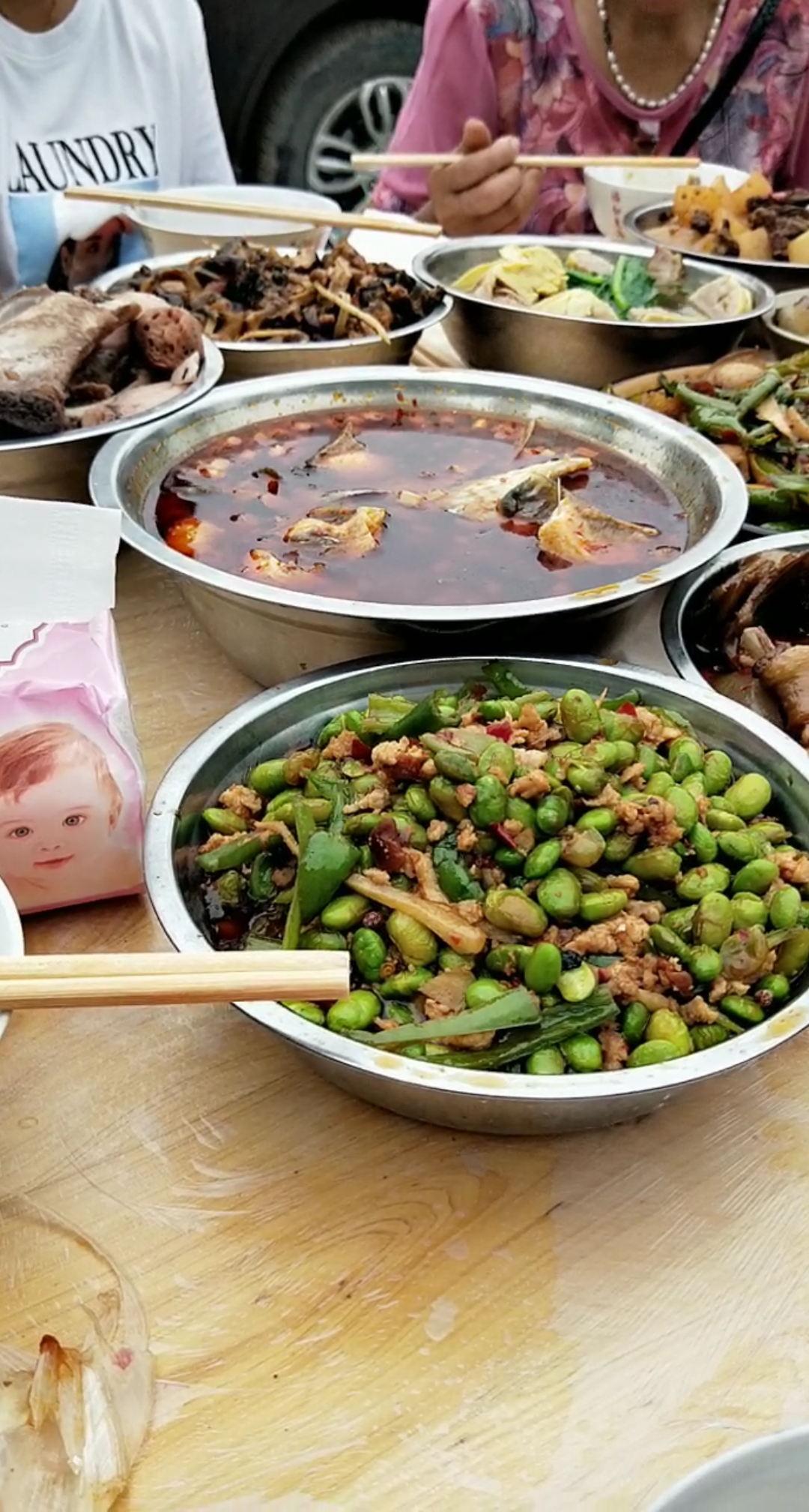 吃饭时无意间拍到的,注意看.