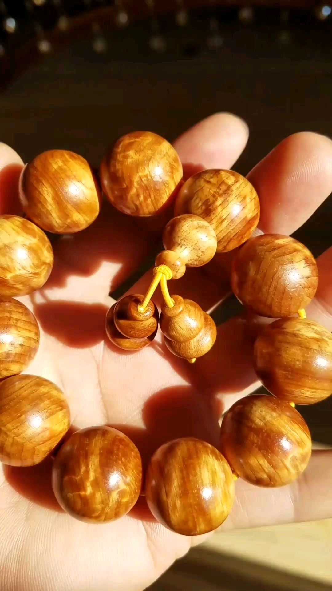 北沉香木手串.高透,黄金底,闪电纹,年轮纹.顶级收藏品.
