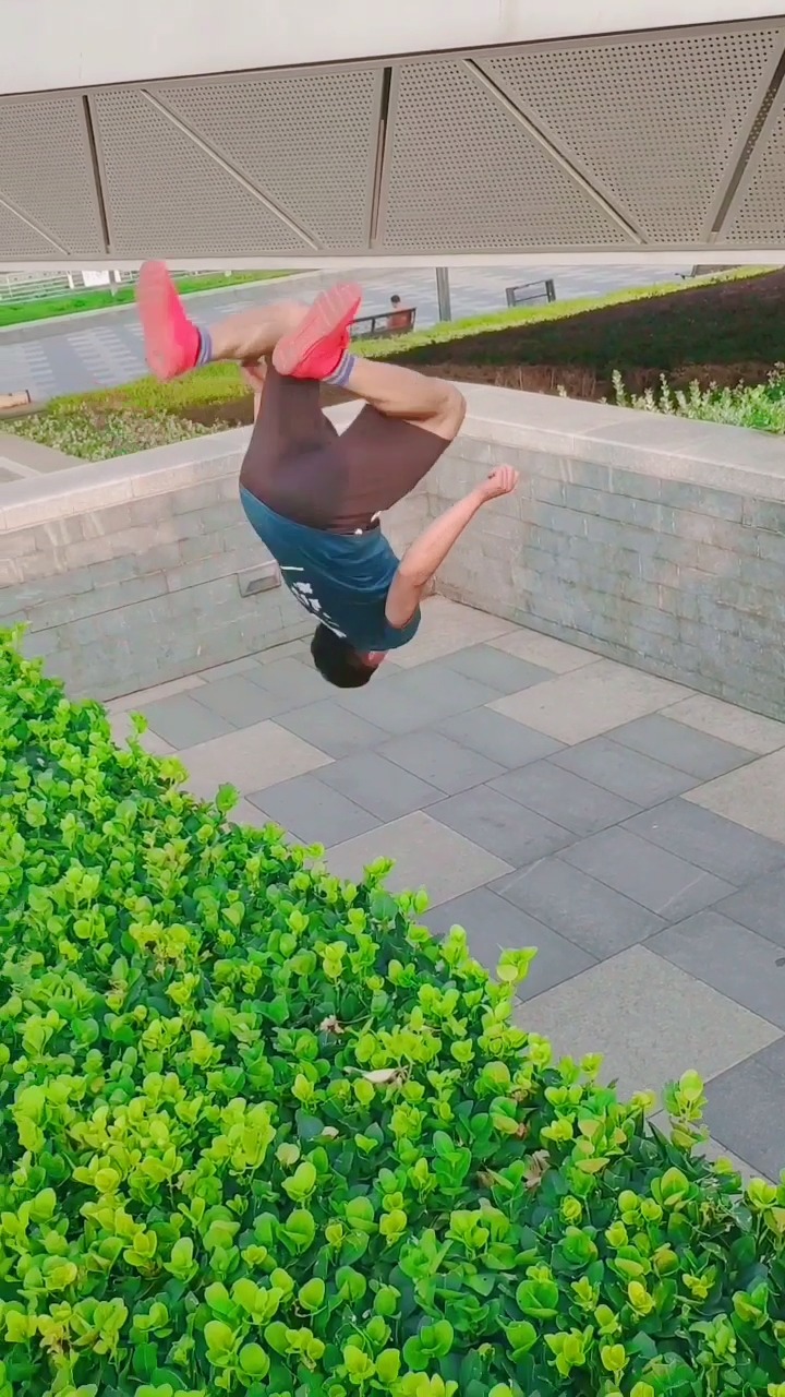 跑酷小哥一镜到底行云流水的动作!