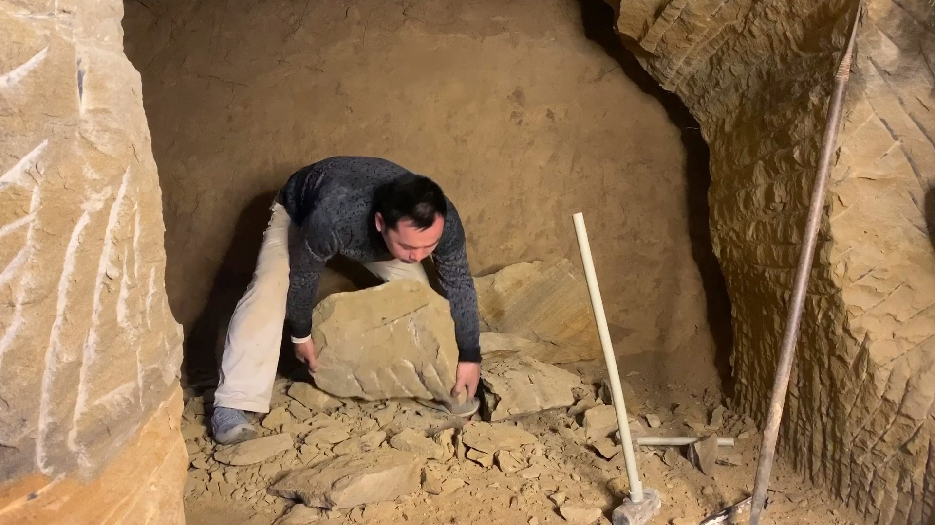 秀出我的家乡味#农村小伙凿出石屋