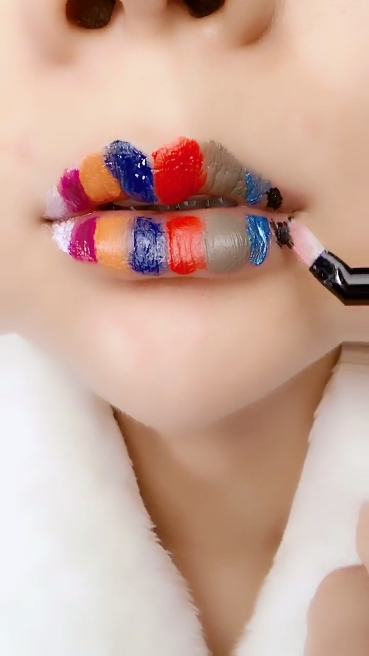 五彩斑斓的口红涂鸦,另类别样美