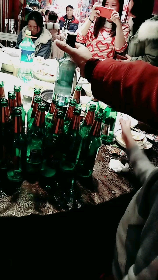 关注我关注全民小视频,今晚的年终,幼儿园滴女汉子们,都是喝酒滴狠