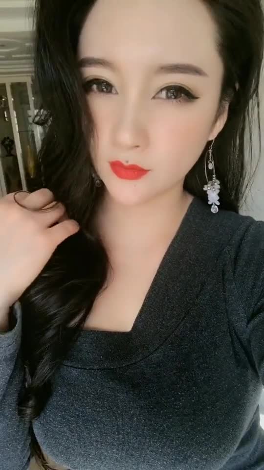 爱自拍的女神,微胖的身材,大家都说旺夫有女人味