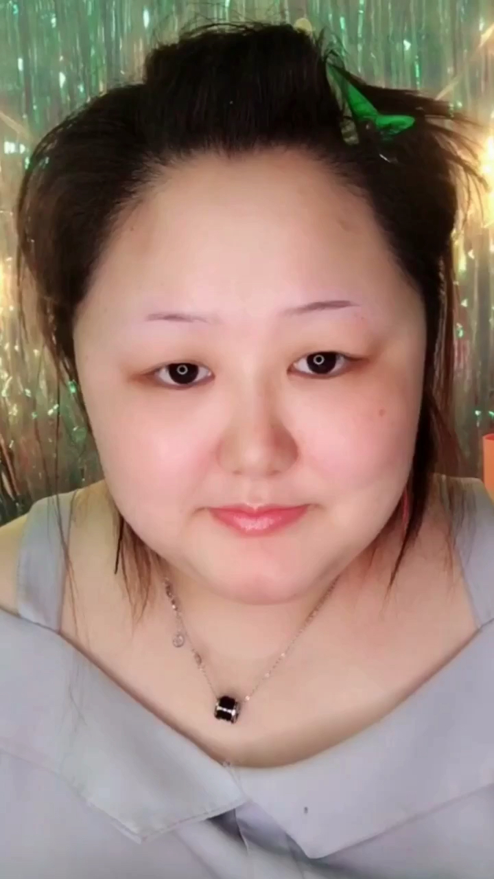 200斤胖大妈下班后夜店女王  化个妆成为焦点