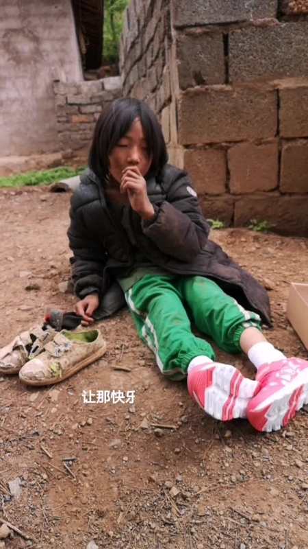 武汉来的爱心朋友,给残疾小女孩穿上新鞋