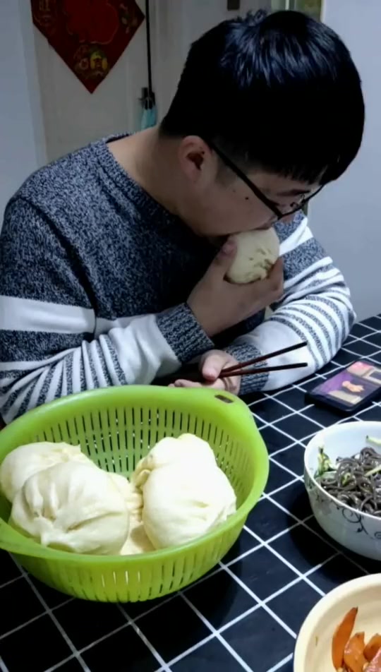 搞笑段子#老公天天吃饭都抱着手机看,女子一招改掉他的臭毛病,老公这