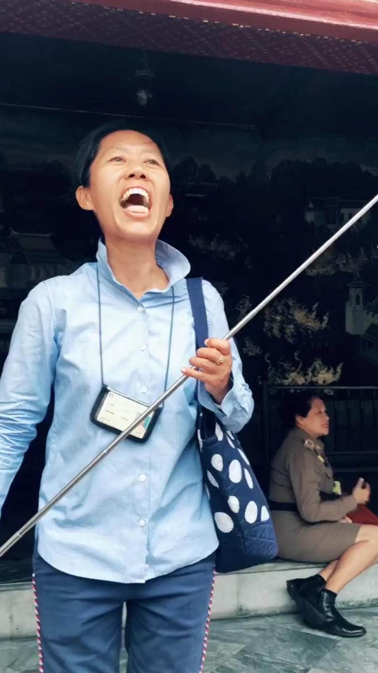 泰国网红导游讲解,热也值了,我们都是水晶晶!