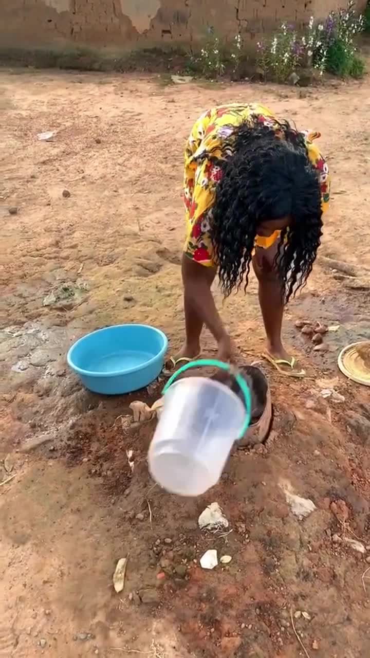 非洲村里最大的井,全村人吃这个一口井!